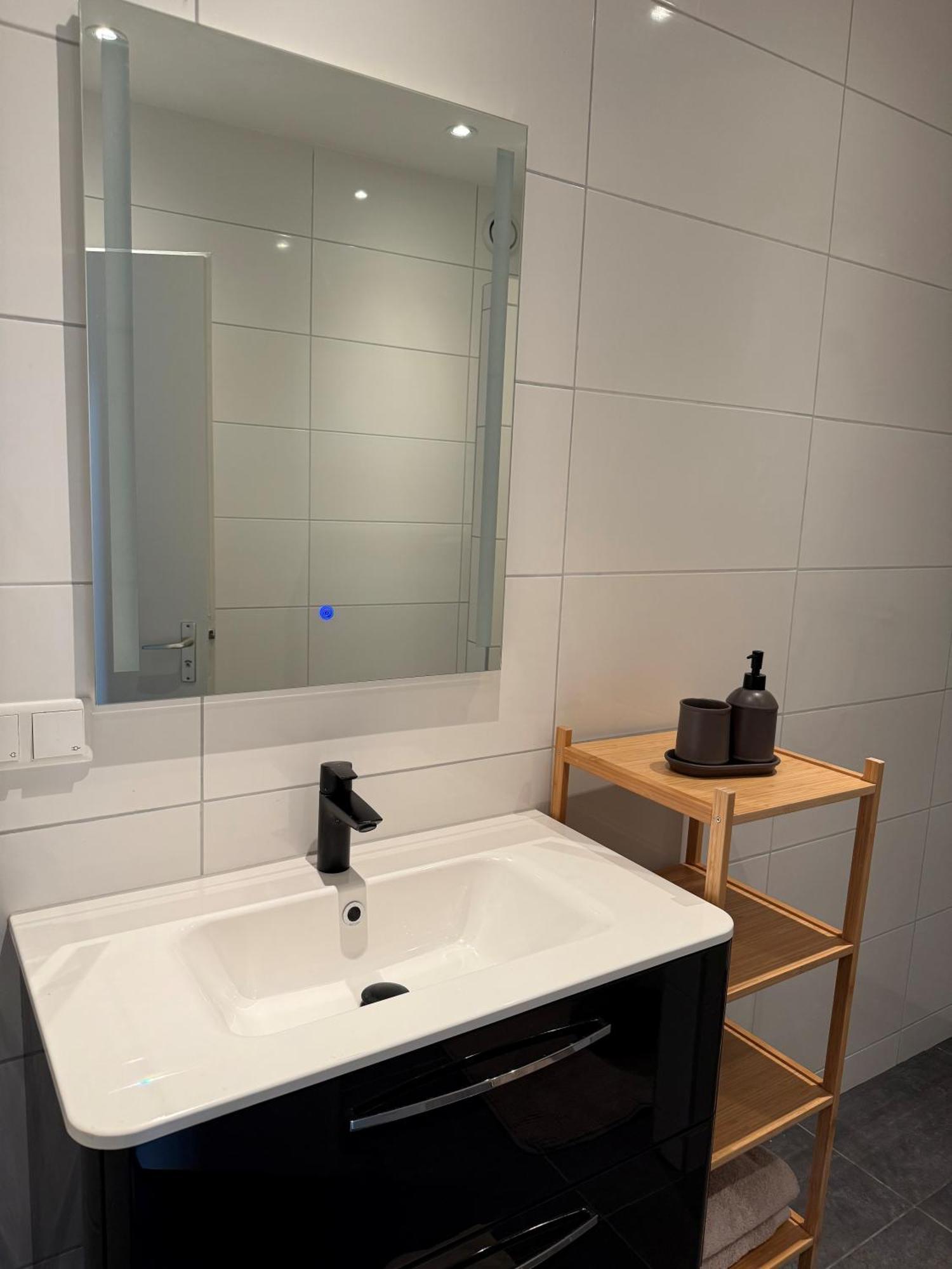 Bnb Bruxelles - Studios & Apartments Венло Екстериор снимка